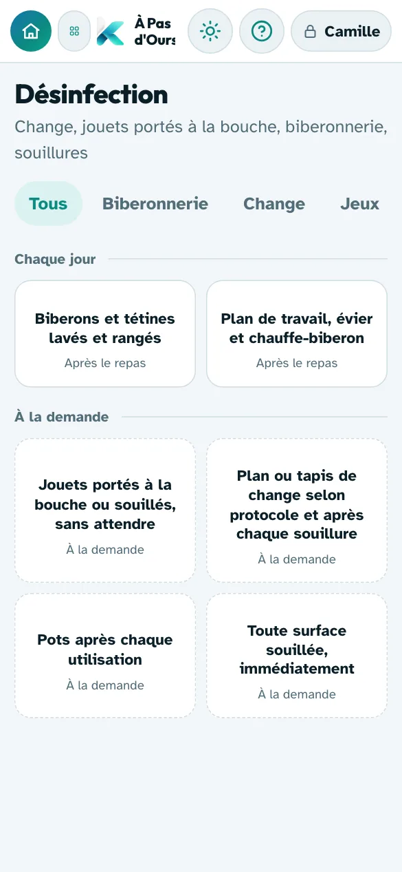 Désinfection d'une micro-crèche sur téléphone : biberonnerie, change et jeux, avec l'heure et le prénom de chaque validation.